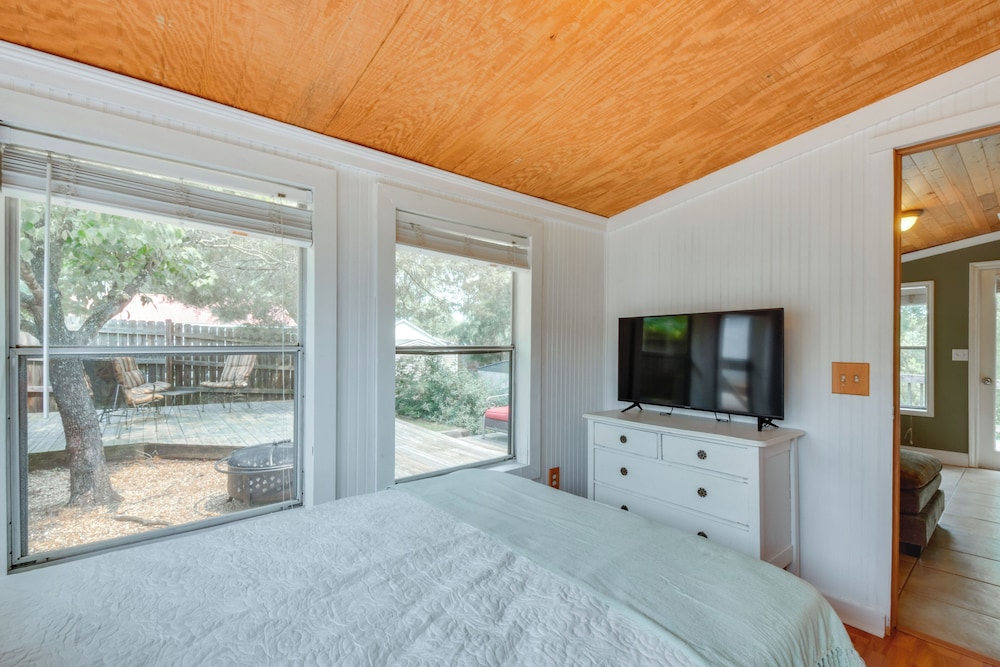 Waterfront Cabin w/ Private Dock on Lake Hartwell!