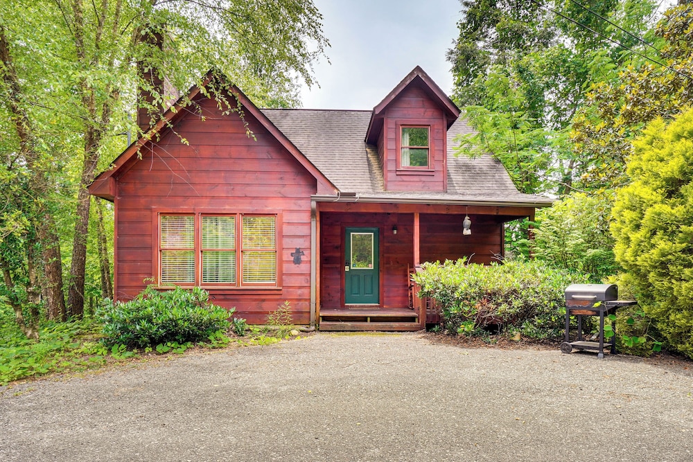 5 Mi to Gsmnp: Cabin w/ Hot Tub & Game Area