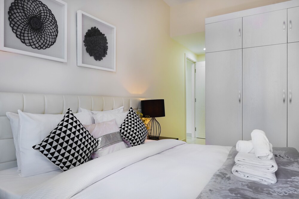 Maison Privee - Beautiful Chic Apt w/Full Marina View Nxt 2 Beach