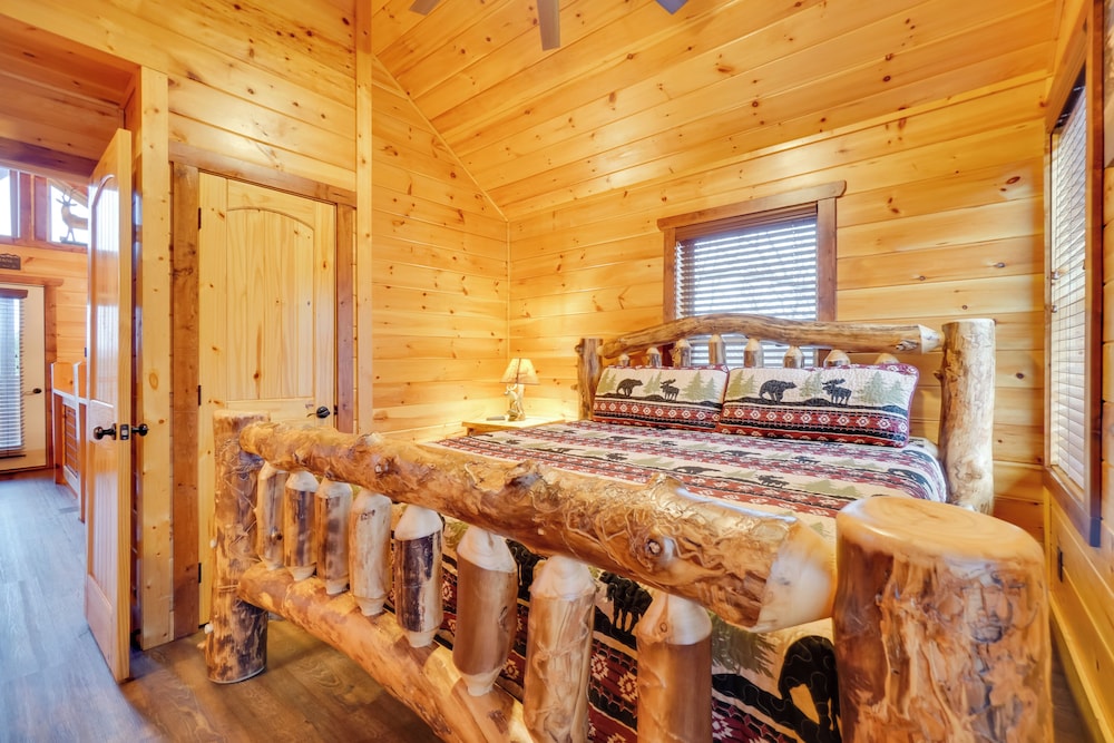 Hot Tub, Game Room & Mtn Views: Sevierville Cabin