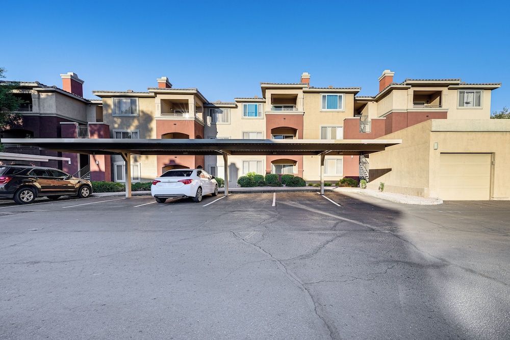 Walk to Papago Park: Condo in Phoenix