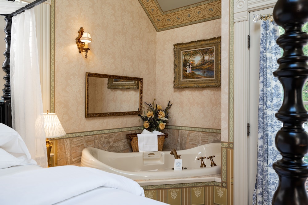 Thorp House Inn & Cottages
