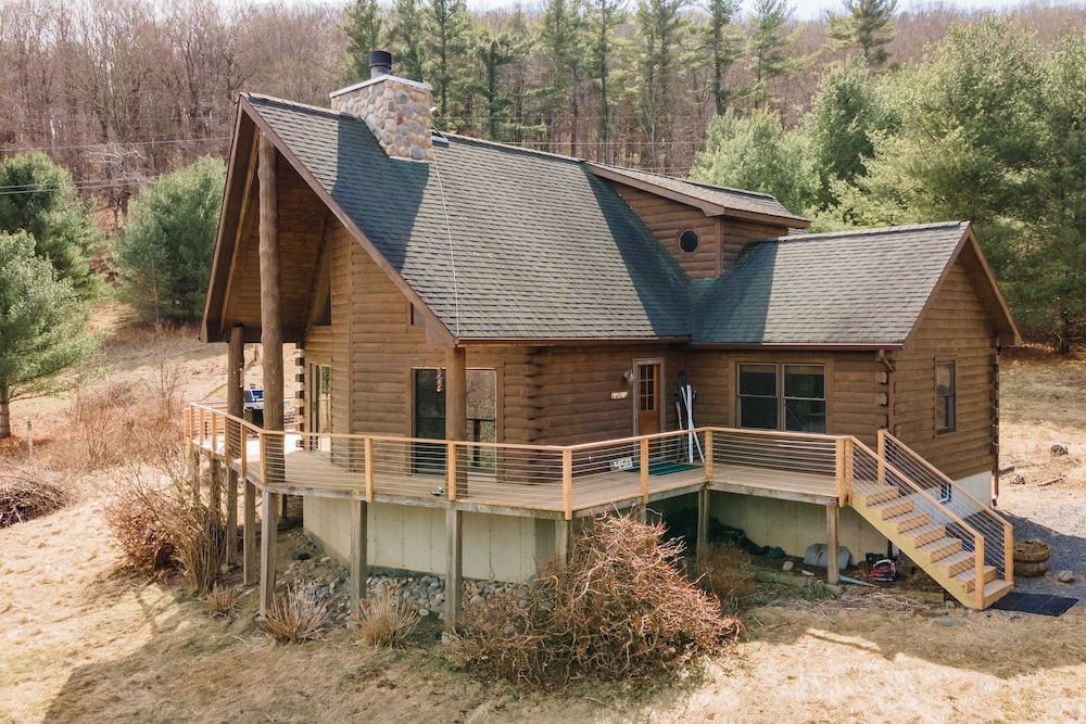 Secluded w/ Deck Views, Hot Tub, & Ping Pong Hudson in the Berks by Avantstay