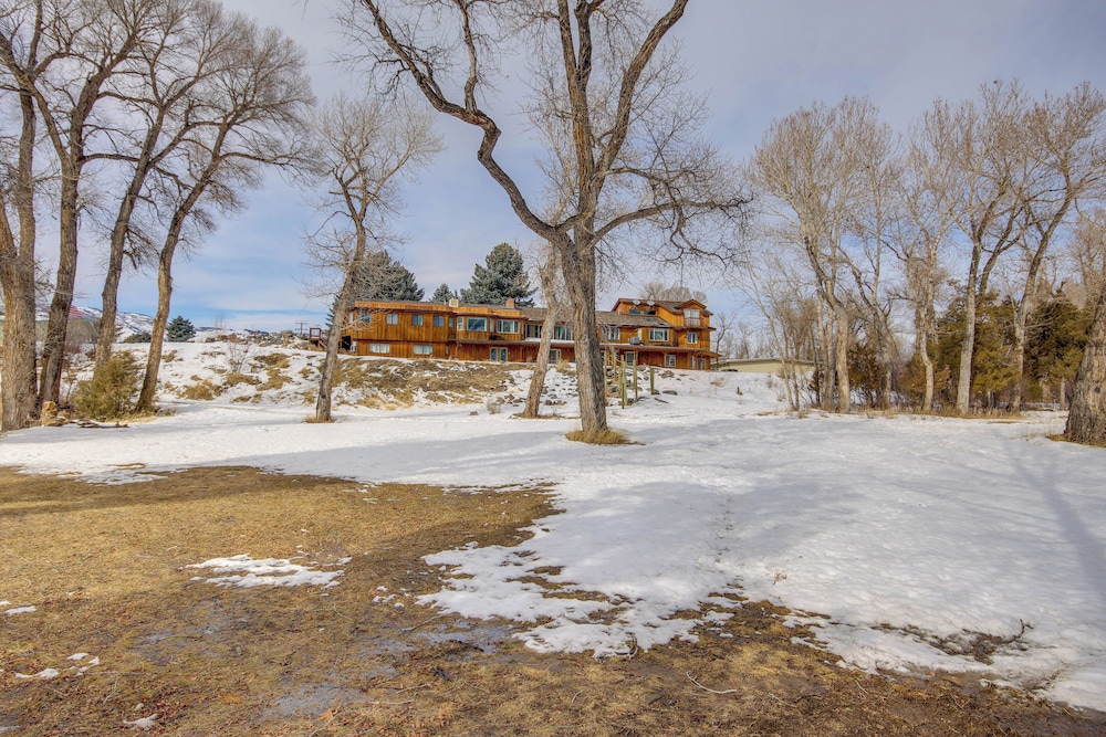 6 Mi to Chico Hot Springs: Villa w/ River Access