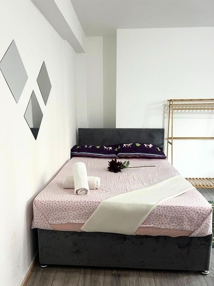 London Luxe Apartment - Spacious & Stylish