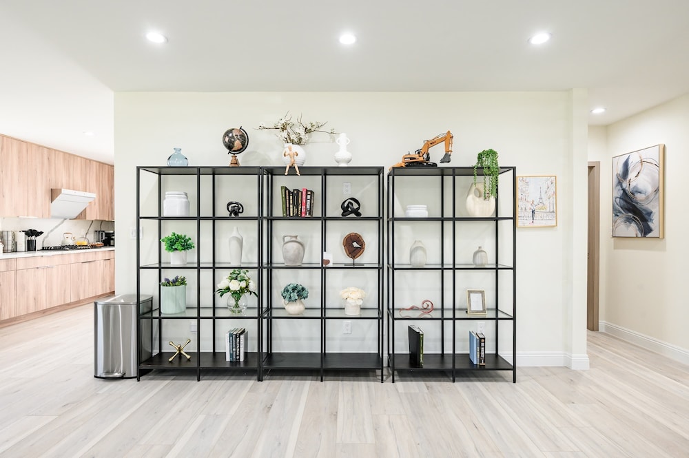 Modern New 3B Home Fully Stocked Cozy Sunlight
