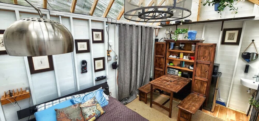 Stabbin Cabin 2 on Grant Island-hottub Boat Pets
