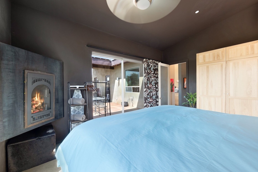 Jackalope Junction-pool, Hot Tub, Fire Pit, Bbq & Desert Views! 2 Bedroom Home by RedAwning