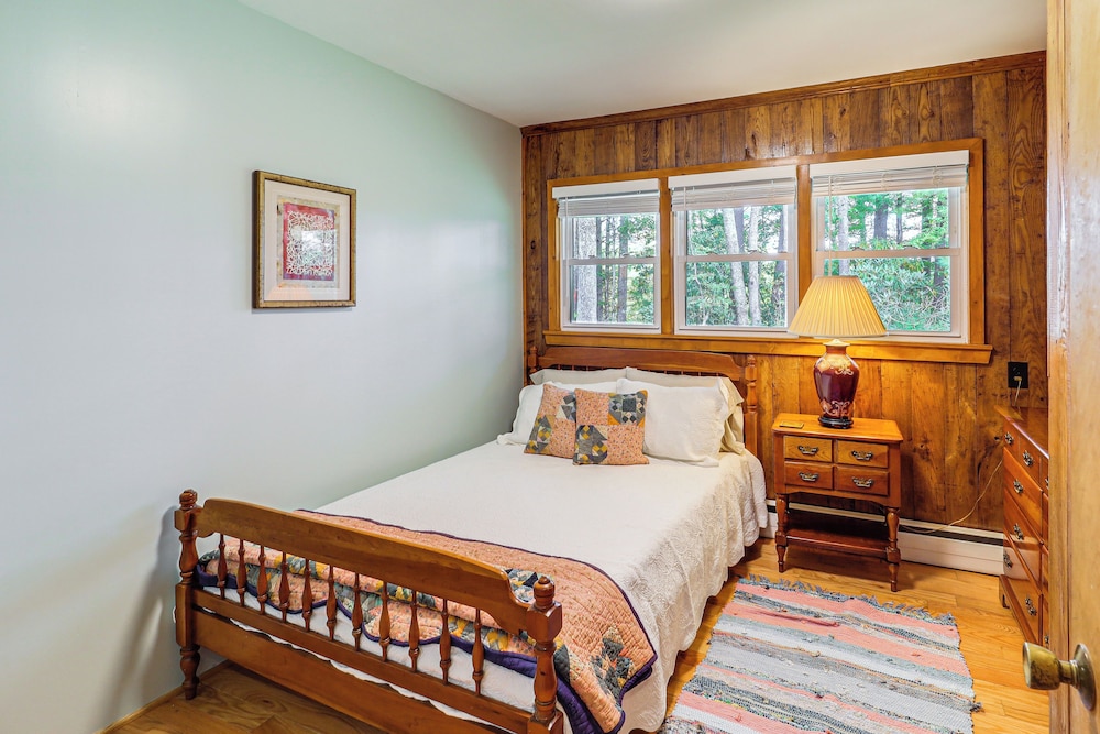 Hike & Leaf Peep! Peaceful Home in Laurel Springs