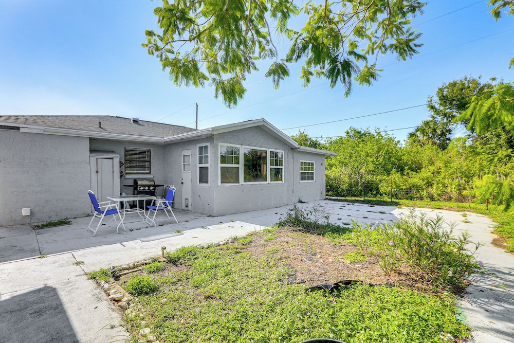 7 Mi to Beach: Cozy Home w/ Yard in Englewood!