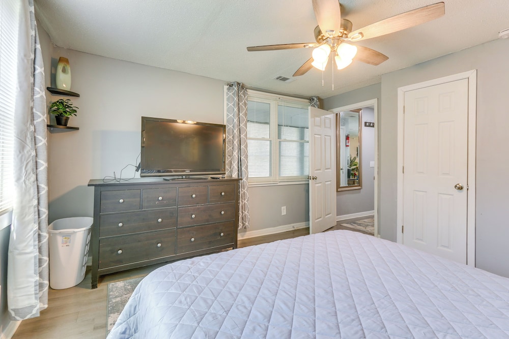 Beachy Home in Heart of Beaufort w/ Pool Access