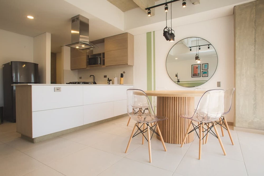 Amazing w Balcony 3 BR in Laureles Medell n