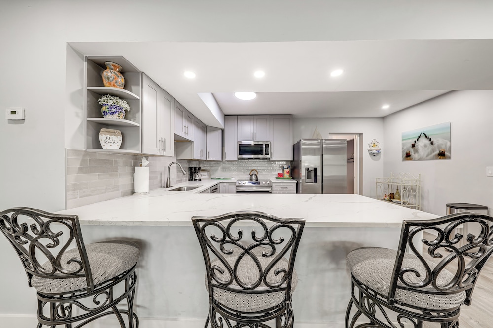 1 Mi to Beach: Sunny Lantana Cottage w/ Pool!