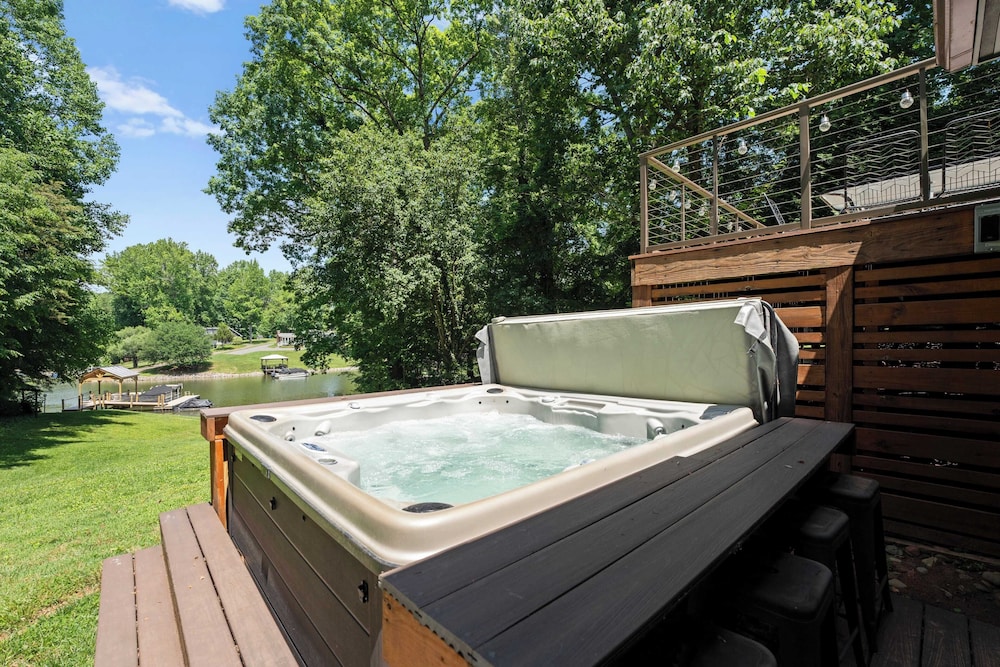 Shady Daze: Waterfront Home w/ Deck, Hot Tub & Lake Views