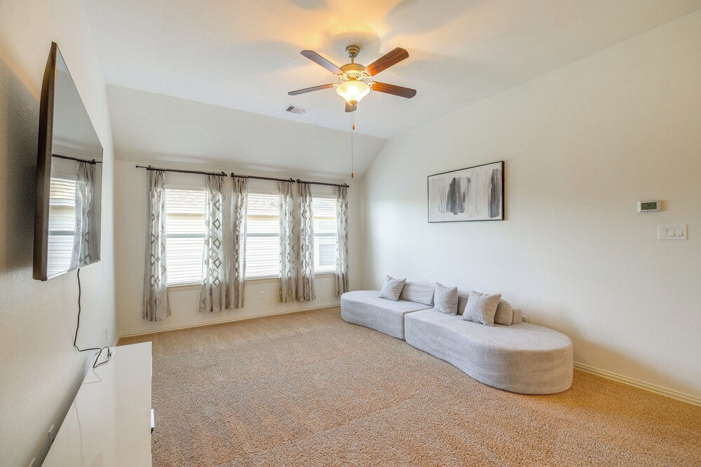 22 Mi to Dtwn Houston: Spacious Baytown Home!