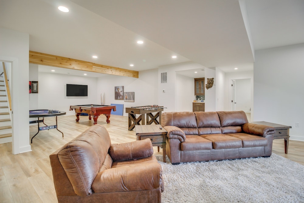 3 Mi to Winery: Jasper Mountain Chalet w/ Hot Tub!