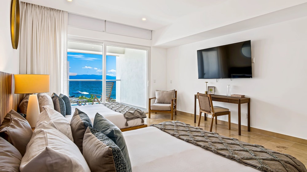 Beachfront Private Pool Theatre Room Views