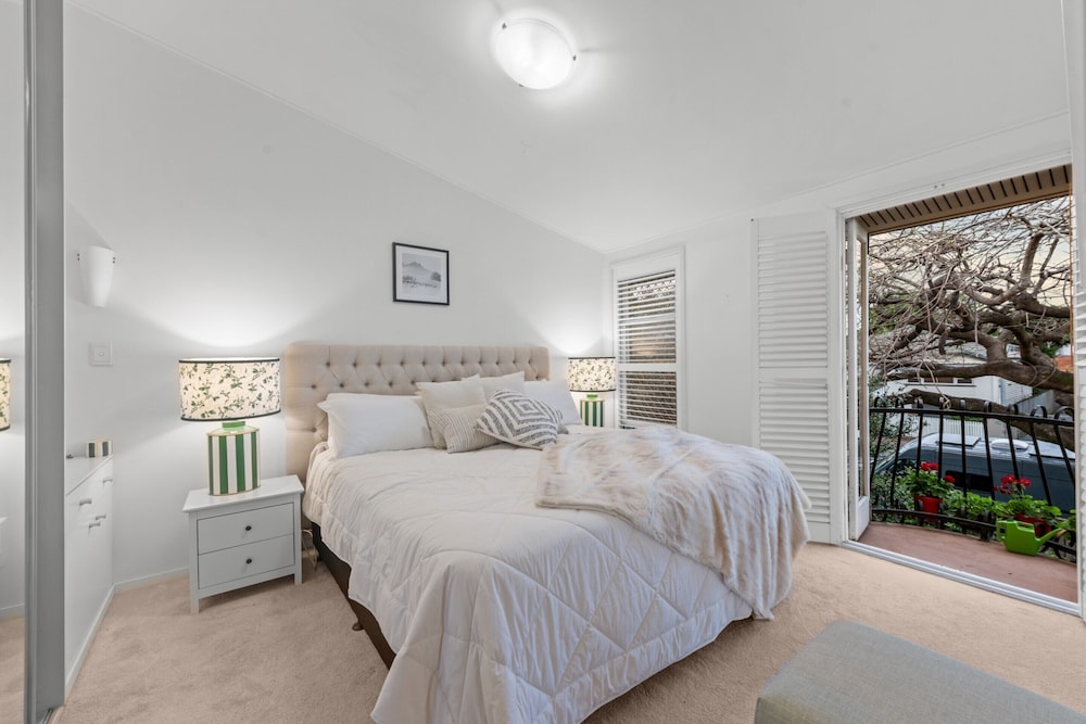 Charming 2-bed Terrace in Prestigious Ascot