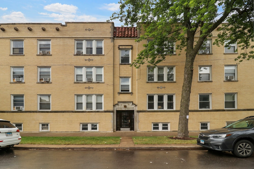 Chic 2BR Near Irving Park - Cullom D3