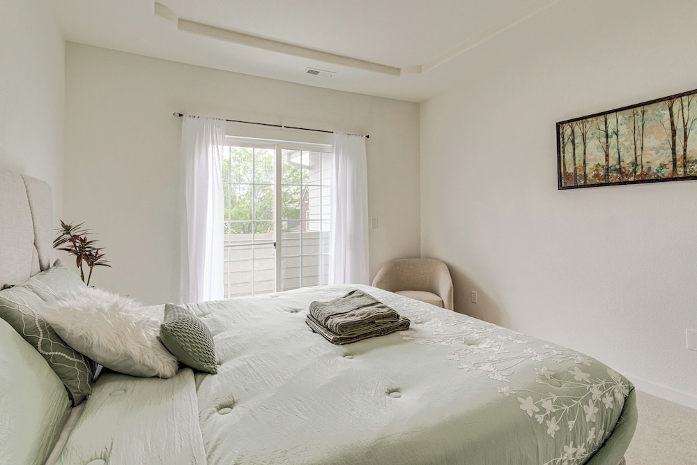 Seasonal Pool, Balcony: Quiet & Cozy Aurora Condo!