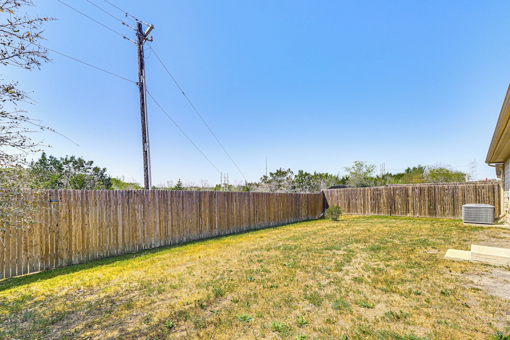 Shop, Dine & Unwind: Pet-friendly Home in Austin!