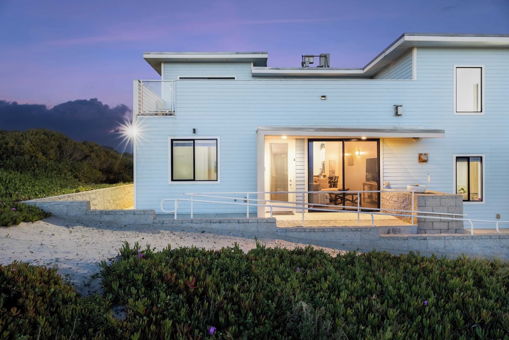 Oceanfront 2BR + Rooftop Deck, & Beach Access Strand Way B