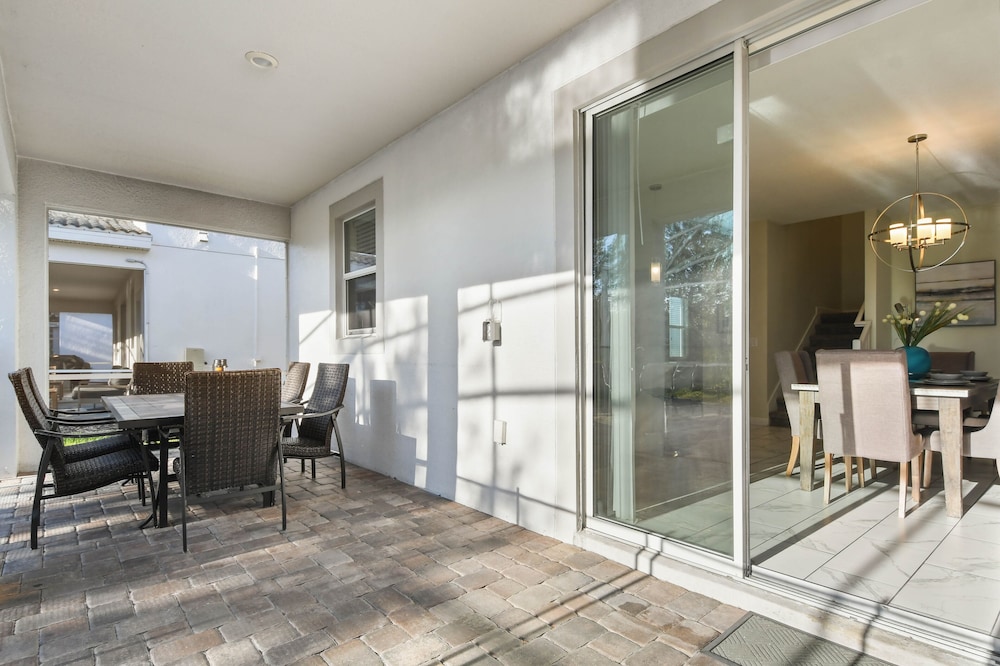 Green View Villa: 6 Beds, Pool & Resort Access