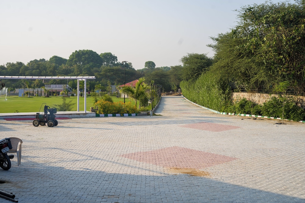 ELIVAAS 5 BHK With Pvt Pool - Zenora