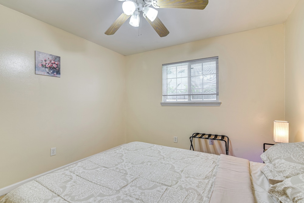2 Mi to Chinatown: Pet-friendly Houston Home