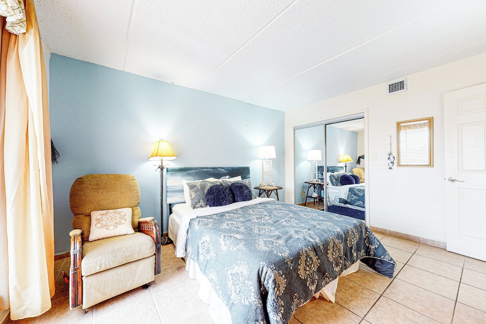 Gulf-view 3BR w/ Gourmet Kitchen, Tennis & Pools