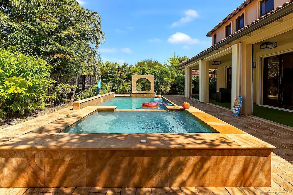 Ethereal Oasis Miami - Heated Pool Spa & Cinema - Prime for Groups