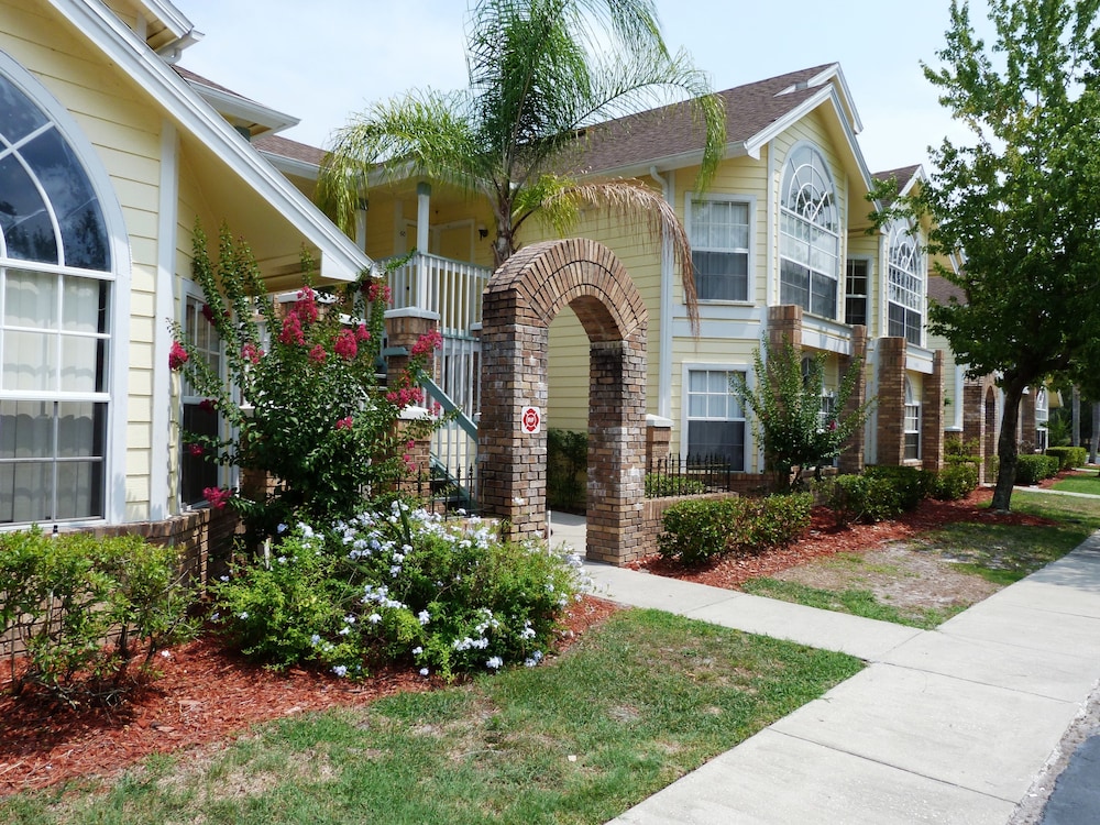​Near Theme Parks! Potter's Castle! Gorgeous, 3 BR's, Sleeps 8, Pool!