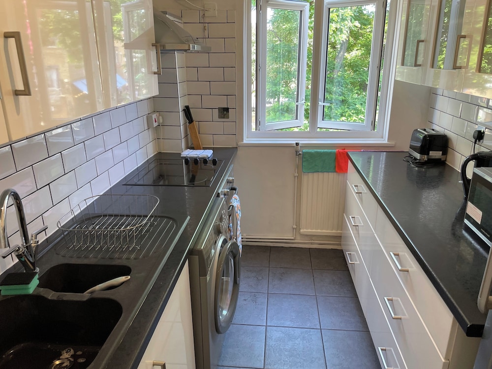 London Apartment - Sleeps 3-city Escape- Balcony