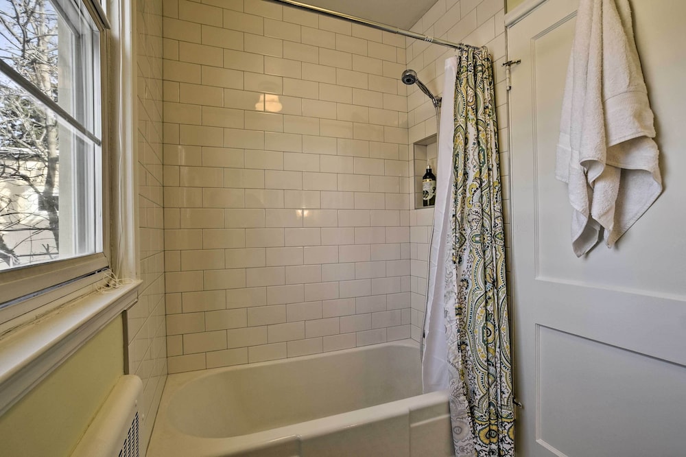 Townhome w/ Fast & New Wifi - Walk to Downtown! view 4