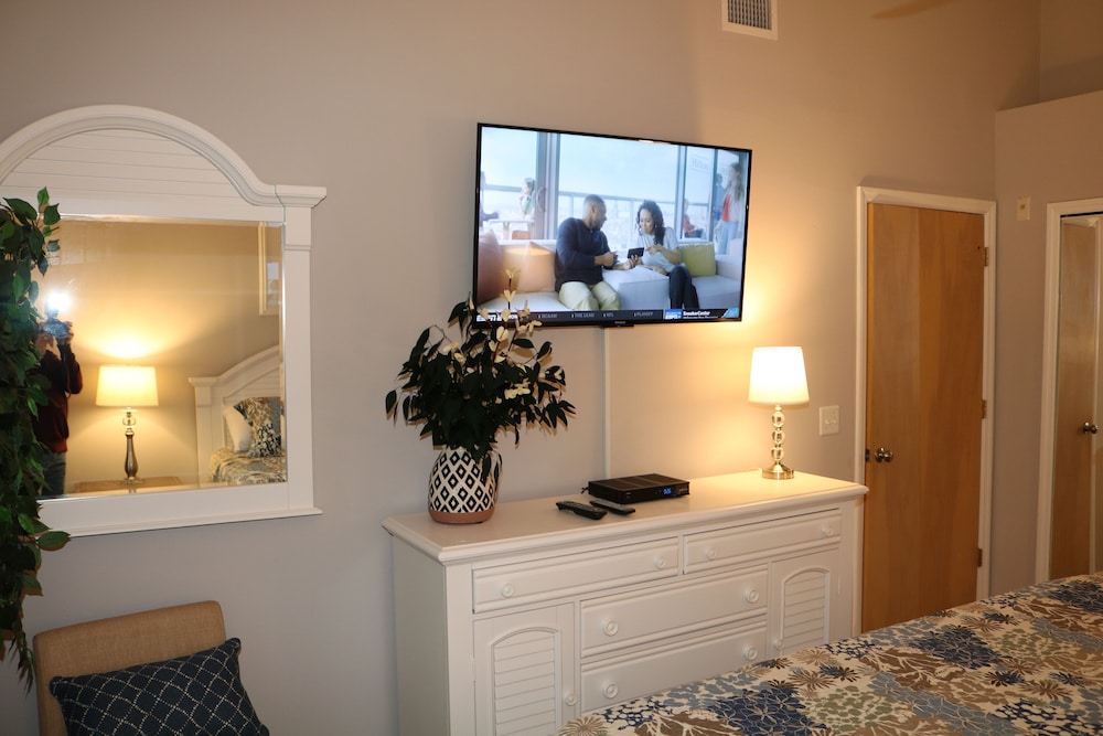 ​Near Theme Parks! Spectacular New 3 BR Home, Sleeps 7, Patio, Pool!-1
