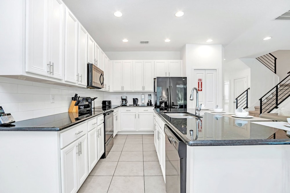 Garden View 6BR Escape With Pool, Hot Tub & Games