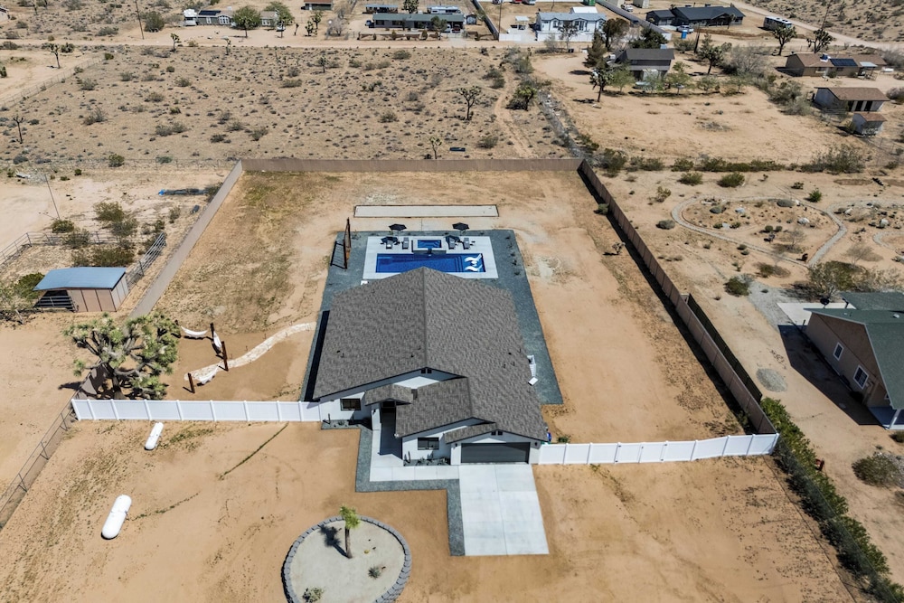 Bocce, Pool+spa, Game Room, Firepit Modern Oasis Yucca Haven by Avantstay