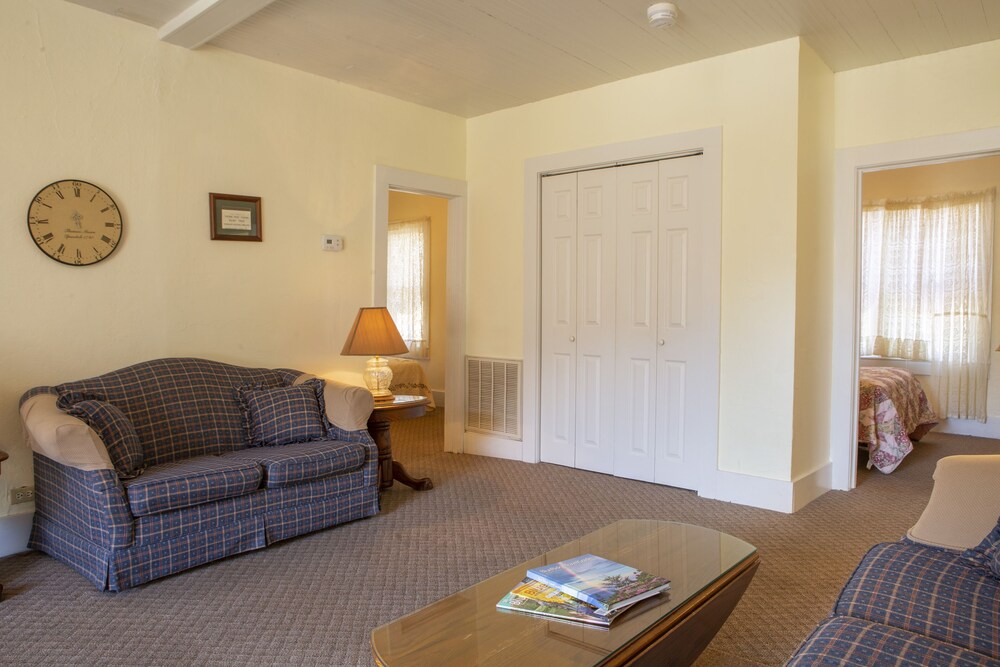 The Chimney Rock Inn & Cottages