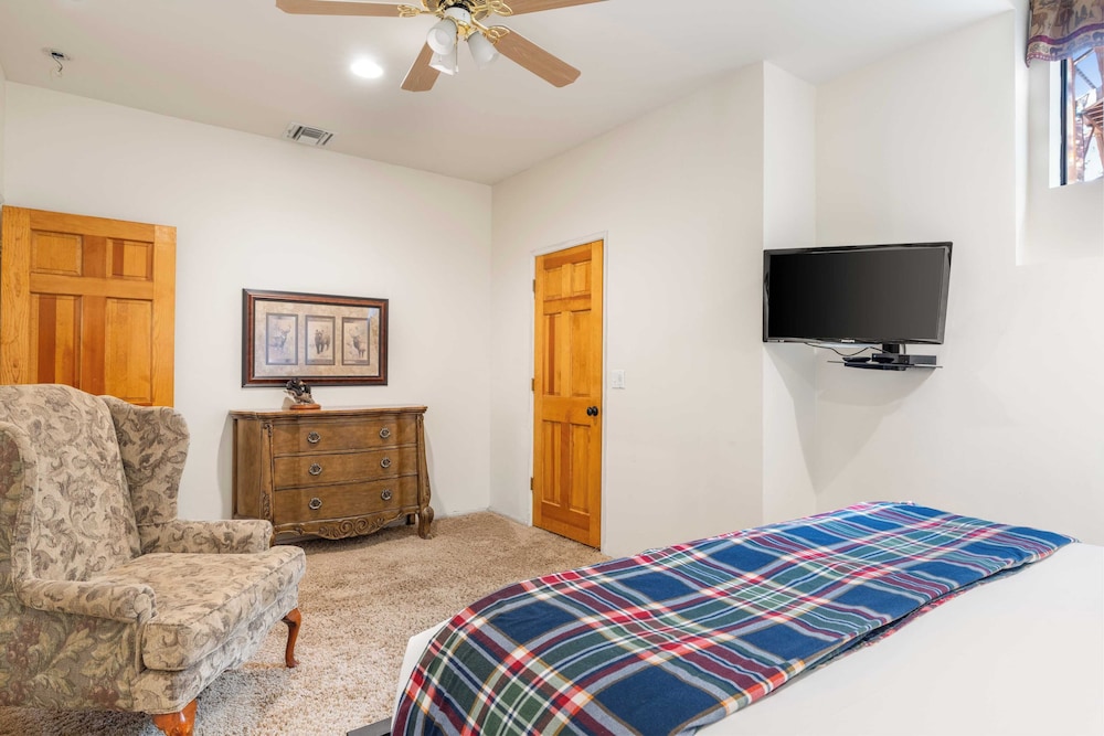 Lakeview Cabin w/ Game Room & Deck Near Ski Slopes & Trails Sleeps 20 Waterview by Avantstay
