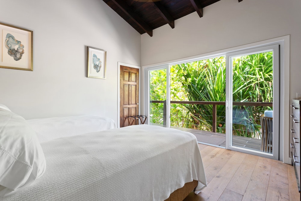 Ray Caye Private Island Resort