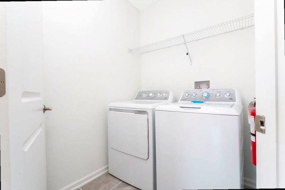 Modern 2Bd Townhome Minutes to Disney w Waterpark