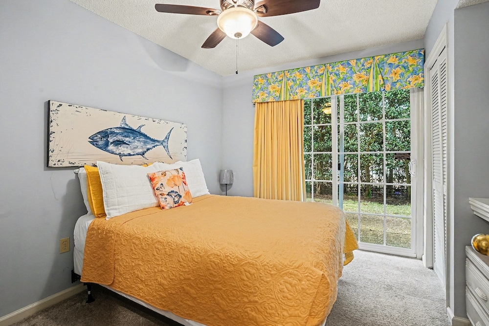 6F Cumberland - split level, 2 bedroom villa, full access!! 2 Condo
