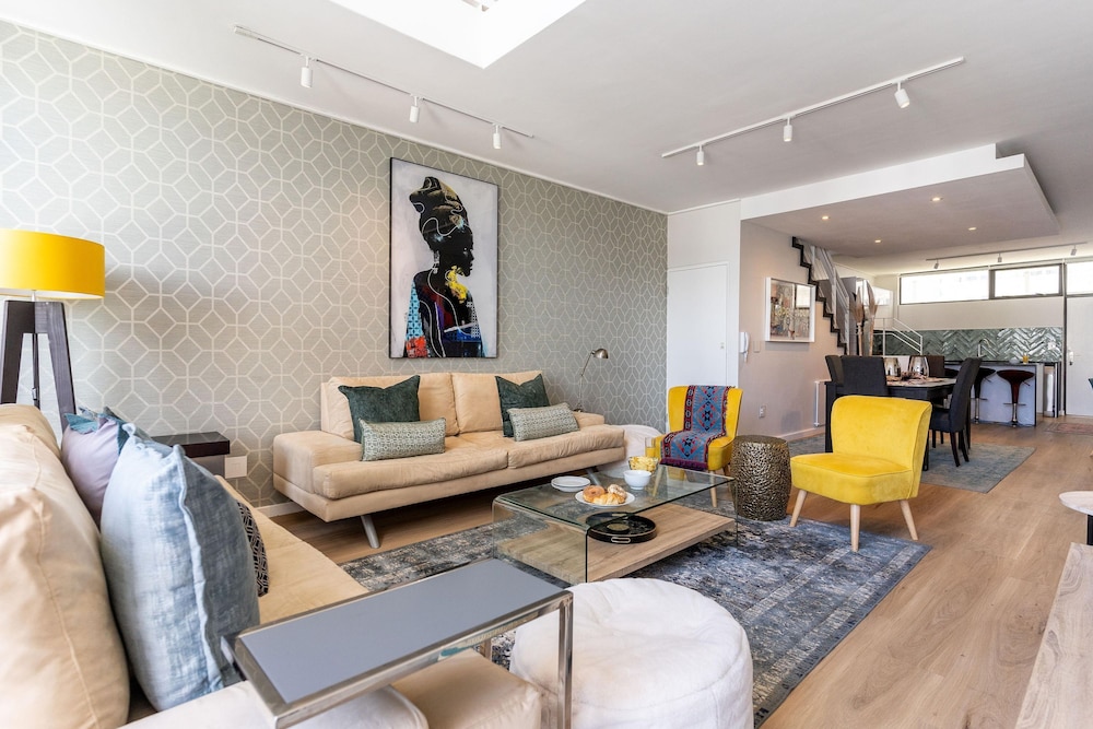 Urban Palette - Modern Artistic Green Point Apt
