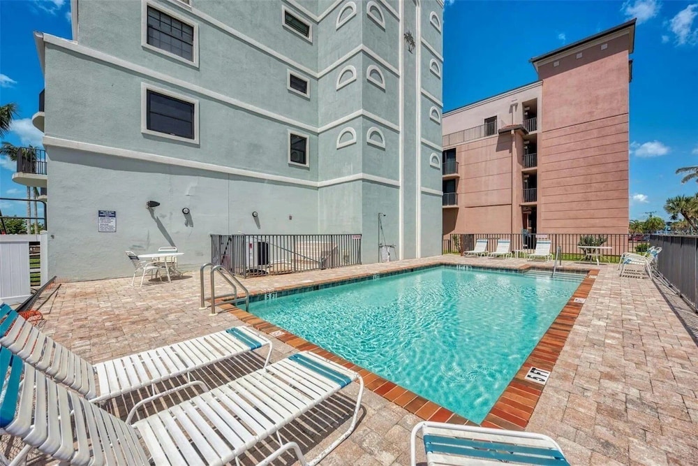 Spacious Beachfront 3br Manasota Key Condo 3 Bedroom Condo