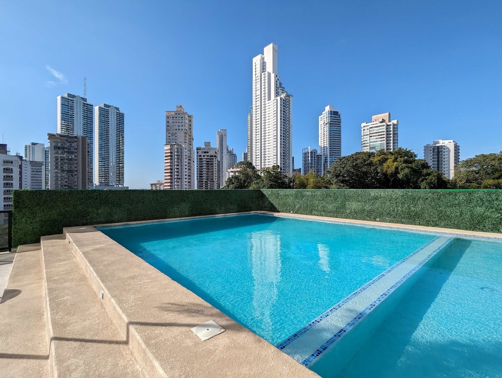 w Scenic 1BR w Panoramic City View in Calle 50