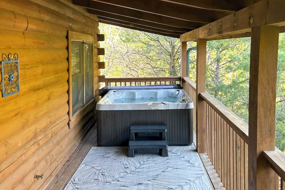 Cabin w/ Deck, Hot Tub & Douglas Lake Resort Perks