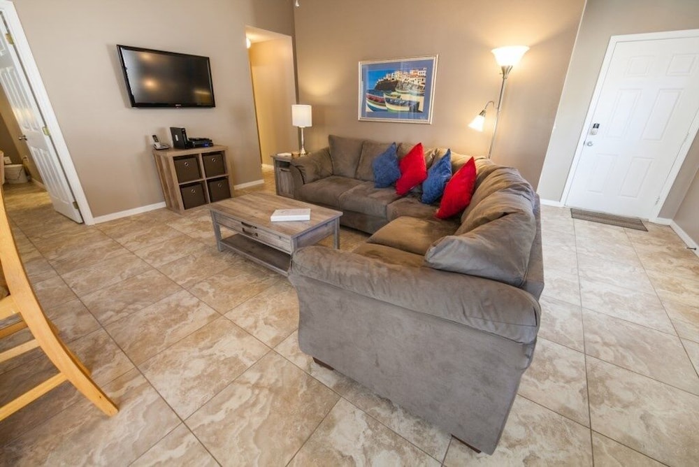 Private Pool 2 Queens And Twin Room! 3 Bedroom Home by RedAwning view 5