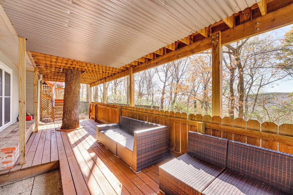 1 Mi to Dtwn Fayetteville: Home w/ Fenced Yard