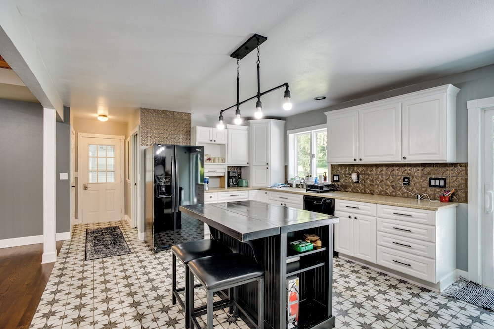 Spacious Family Villa w/ Decks in Chilton!