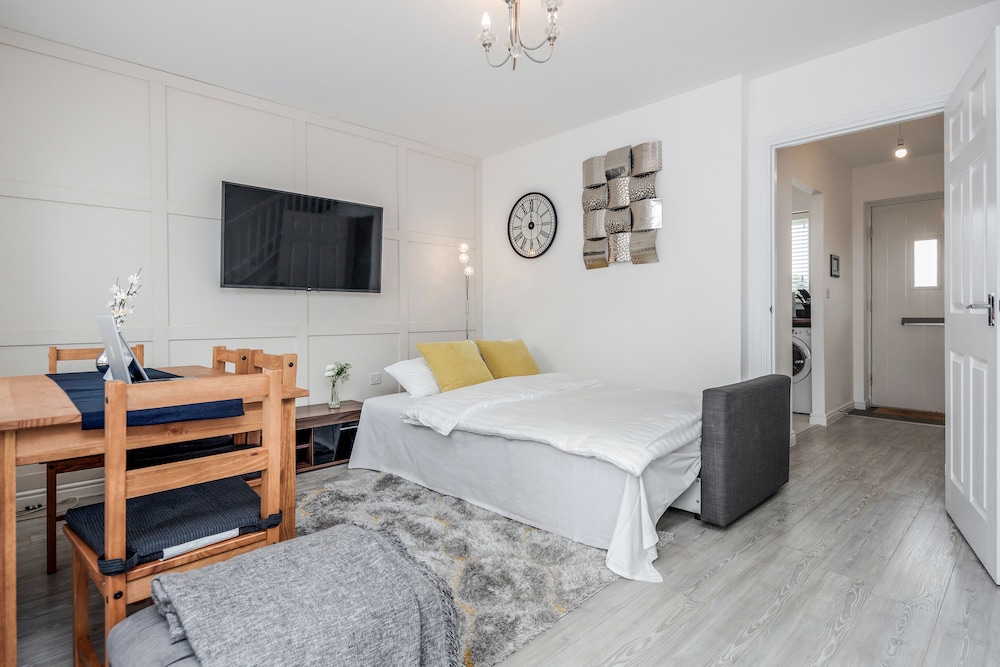 Lovely 2-bed House With 2 Bathrooms in Dartford view 4